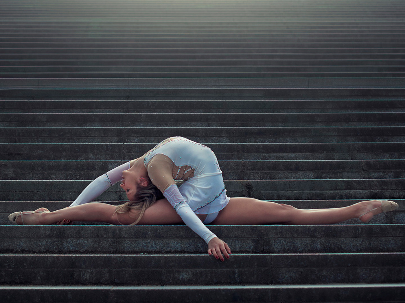 Порно - Молодая стройная балерина соблазняет своей гибкостью