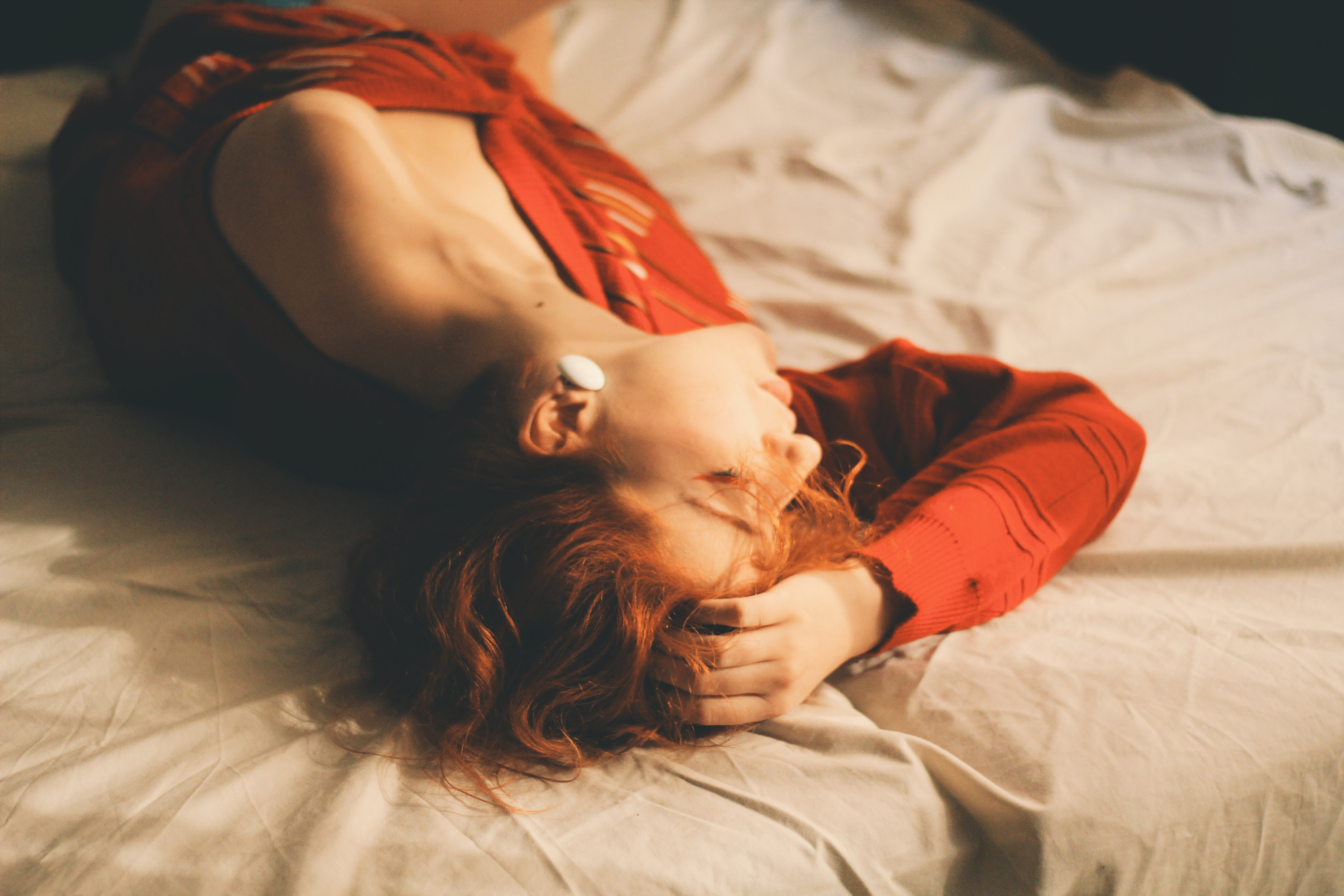 Рыженькая девушка с милым личиком дрочит киску в мягкой постели