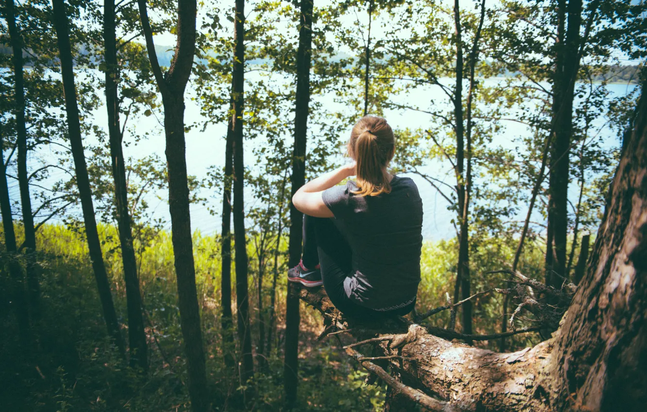 Деваха фотографирует свою грудь в лесу