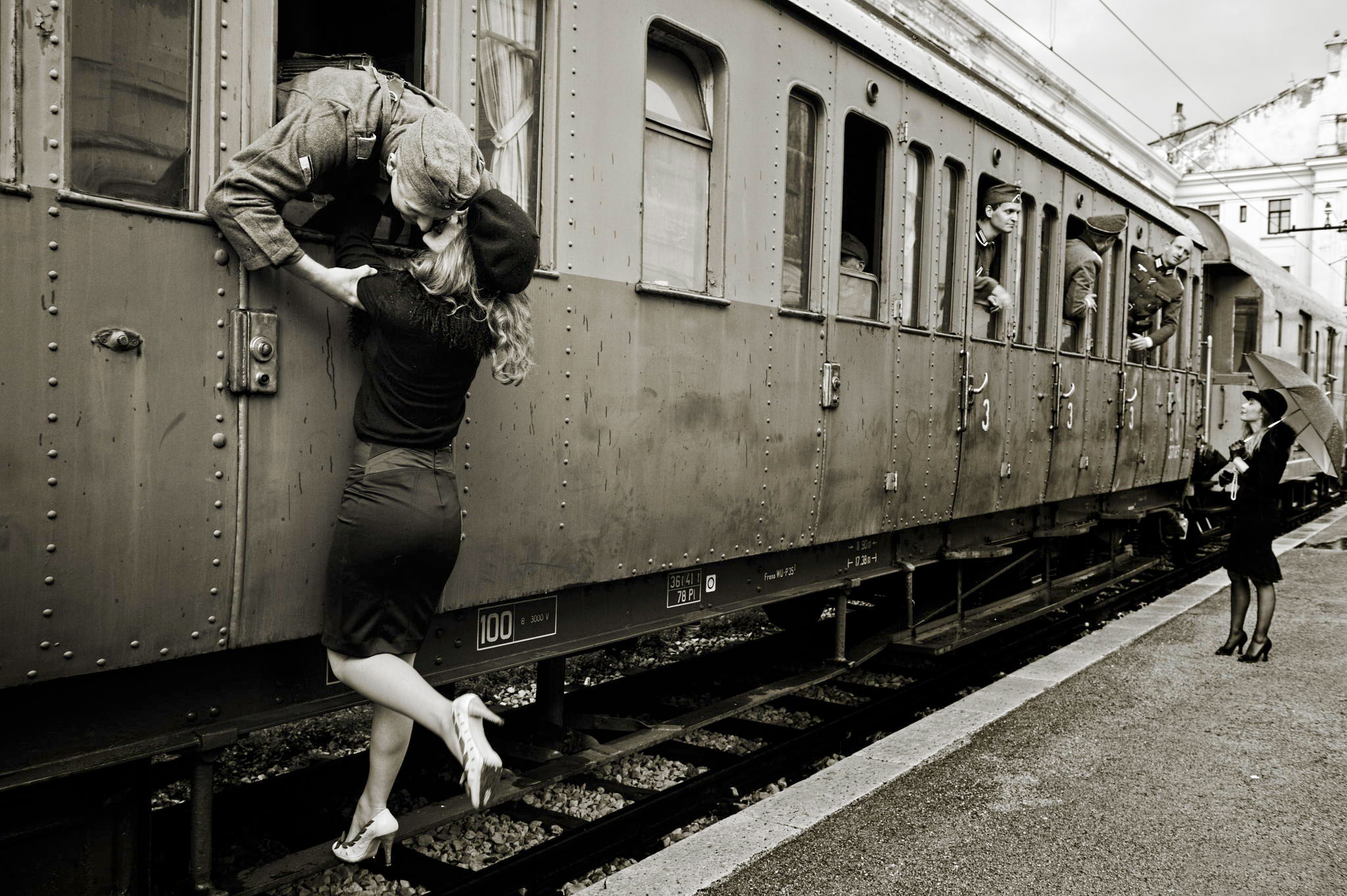 Провожая какой вид. Встреча на вокзале. Встреча поезда. Прощание на перроне. Девушка провожает поезд.