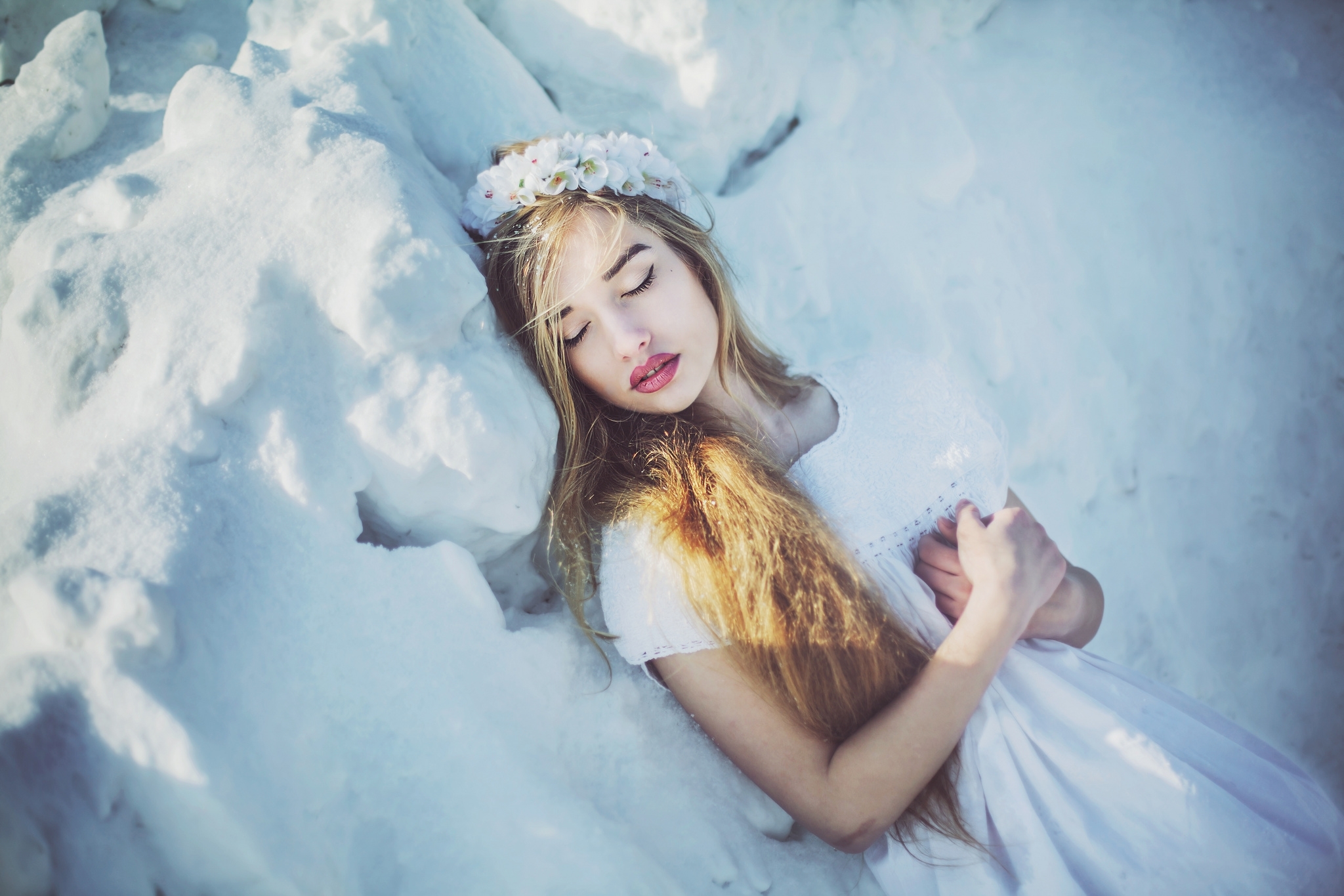 Download wallpaper cold, girl, snow, makeup, blonde, wreath, section mood i...