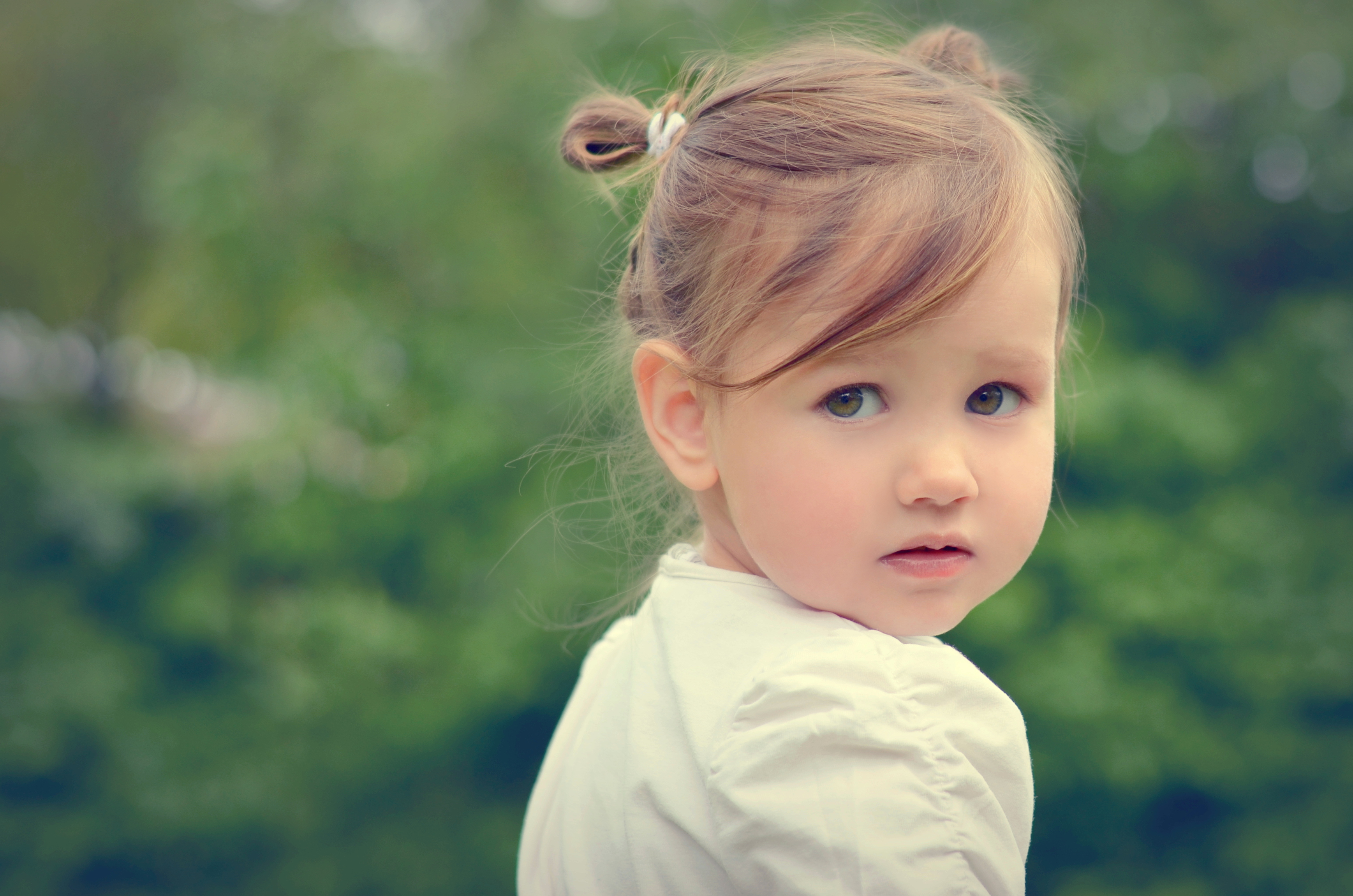 Фото маленькой девочки с голубыми глазами и светлыми волосами