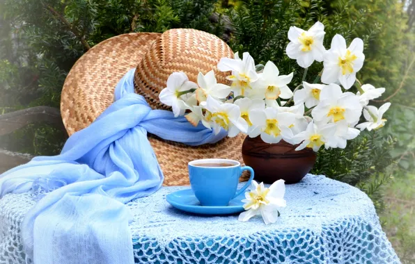 Picture tea, hat, veil, daffodils