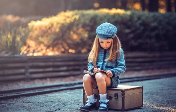 Picture girl, Notepad, suitcase, Young Travelers