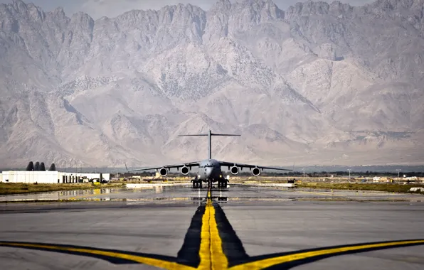 Picture the plane, the airfield, C-17 Globemaster III