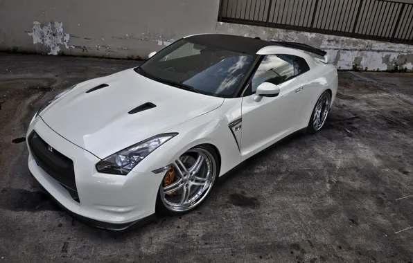 Picture white, the building, nissan, white, wheels, drives, Nissan, gtr, gtr, r35, building, black roof