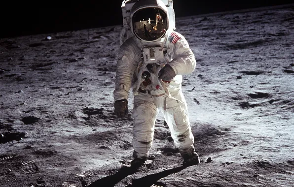 Picture the moon, astronaut, Apollo 11