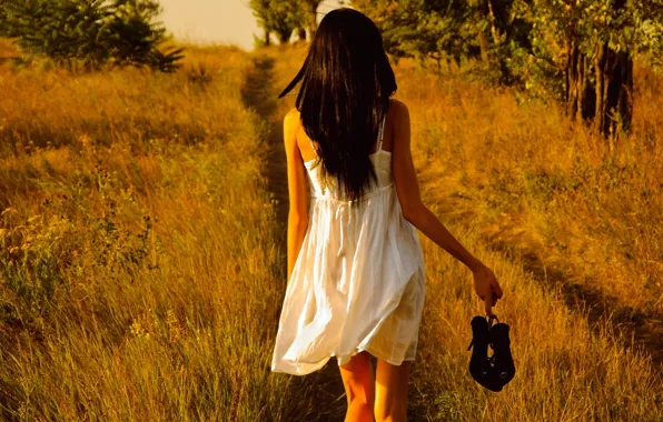 Picture field, white dress, shoes in hand, barefoot girl