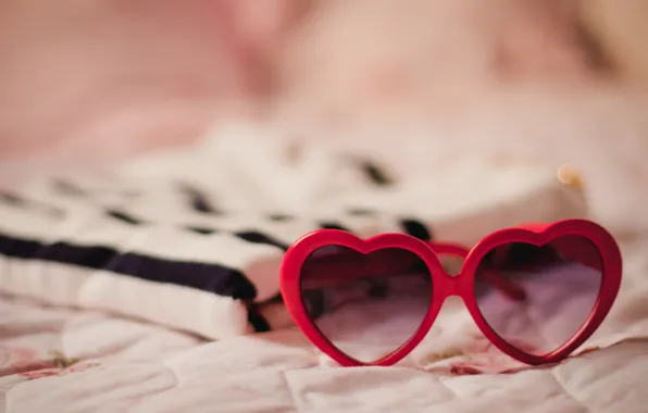 Picture glasses, hearts, red