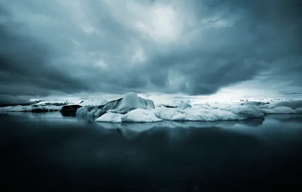 Picture ice, sea, storm, gray clouds