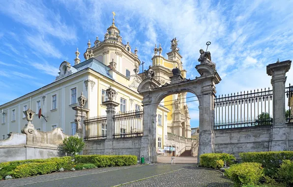 Picture the sky, clouds, the fence, track, arch, Sunny, Ukraine, the bushes, Palace, Lions, Lviv