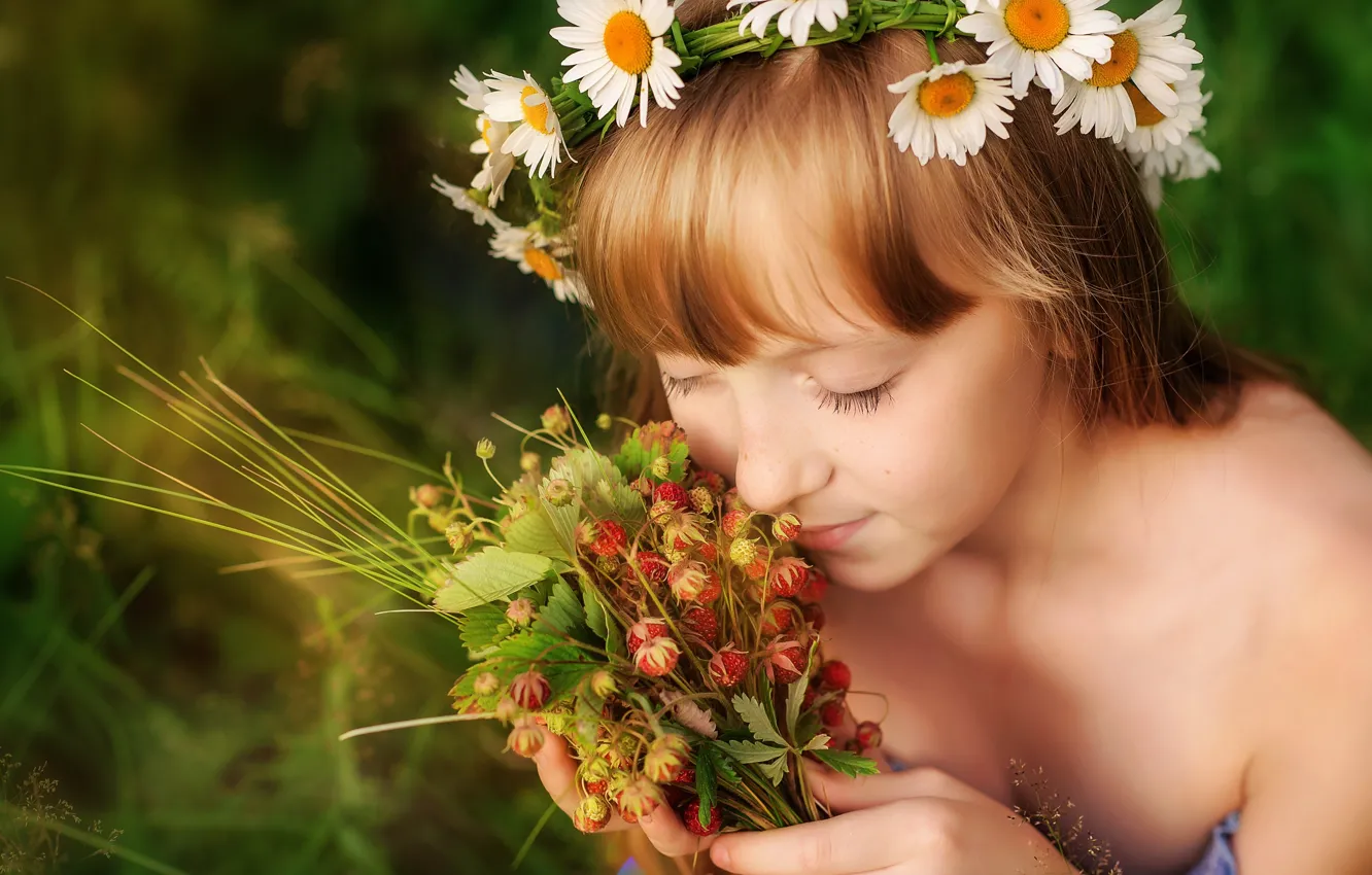Photo wallpaper summer, joy, happiness, childhood, chamomile, girl, wreath, aroma, palm, bliss, meadow strawberry