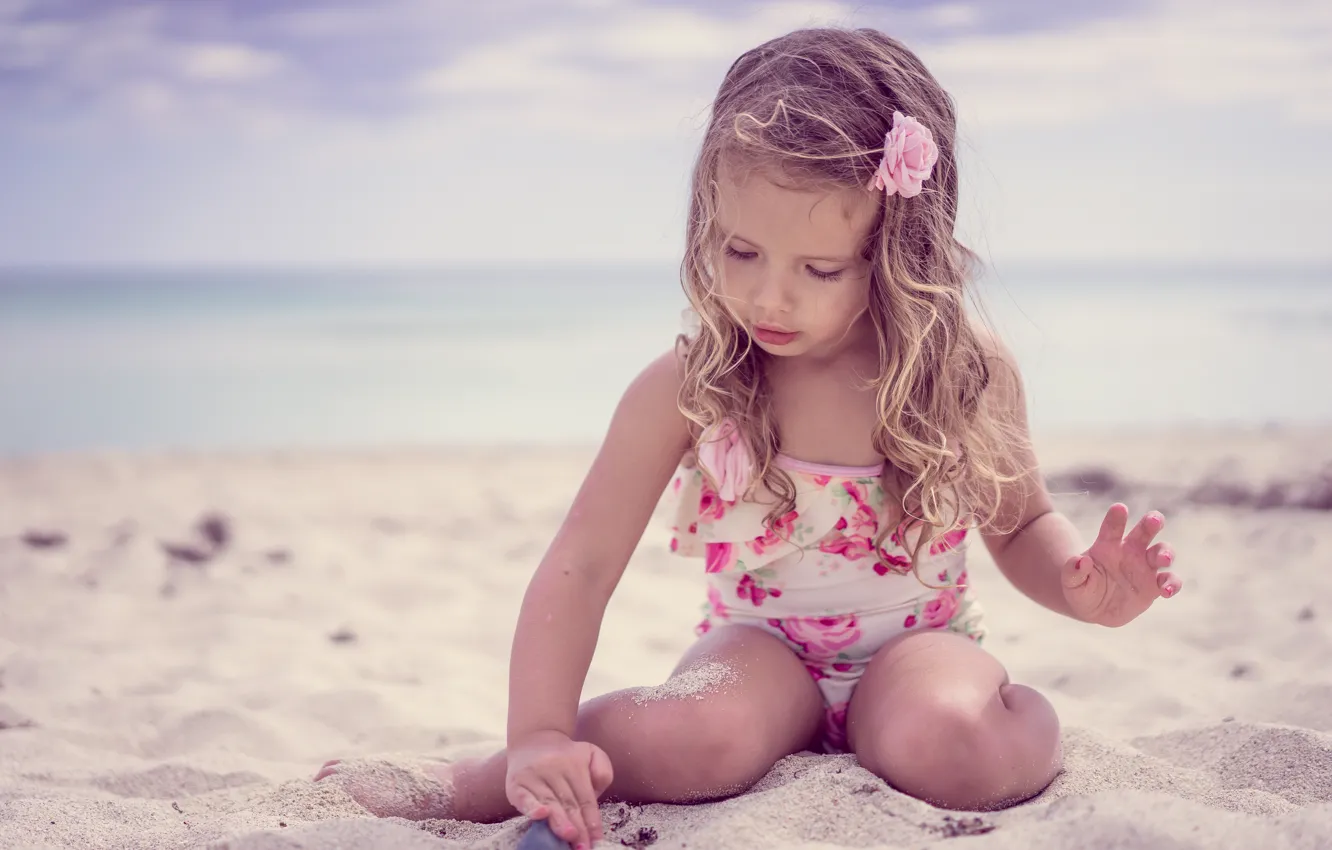 Wallpaper sand, sea, beach, swimsuit, child, hands, girl, sea, Beach, girls,  little, beautiful, child, Little images for desktop, section настроения -  download